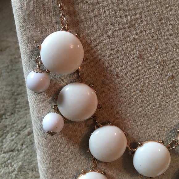 White bauble statement necklace - Picture 3 of 3